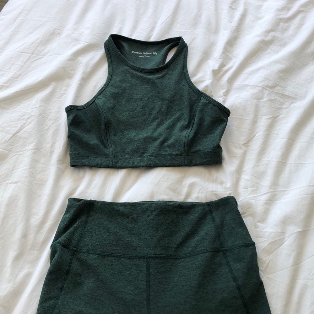 Size M green outdoor voices set in great condition.